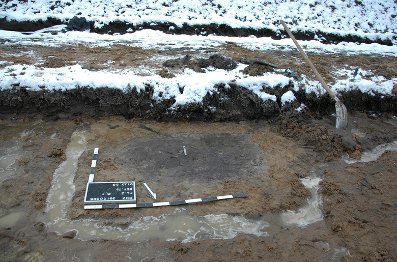 Kleine Drainagegräben um die Befunde ermöglichen das Weiterarbeiten. Foto: LWL/S. Düvel