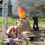 Mit dem Kleinholz wurde der Brand erneut gestartet (Foto: LWL-Archäologie für Westfalen/Manuel Zeiler). (vergrößerte Bildansicht wird geöffnet)