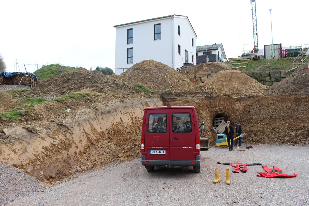 In der Böschung einer Baugrube entdeckte Waldemar Seboldt die Tagesöffnung des Tunnels (M. Zeiler)