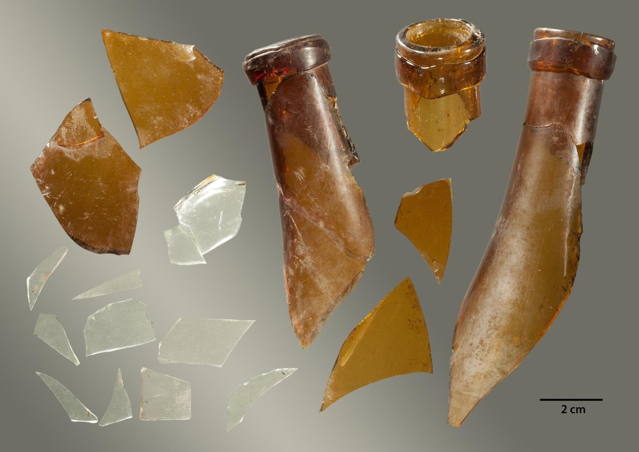 Das Fundmaterial besteht vor allem aus Glasscherben, die von  Wein- oder Schnapsflaschen stammen, aber auch von Fensterscheiben (Foto: Institut für Ur- und Frühgeschichte der CAU Kiel/A. Heitmann).