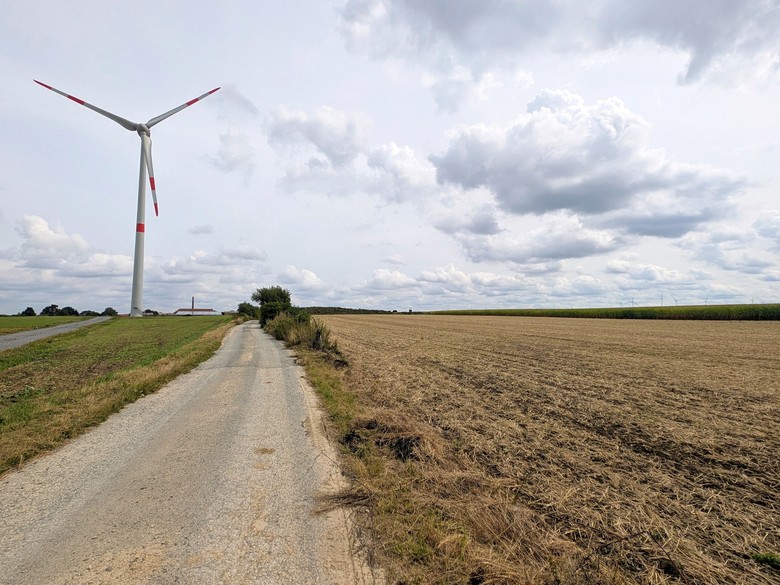 Die Landschaft bei Salzkotten-Oberntudorf mit der Ziegelei im Hintergrund (Foto: LWL-Archäologie für Westfalen/C. Schepers).