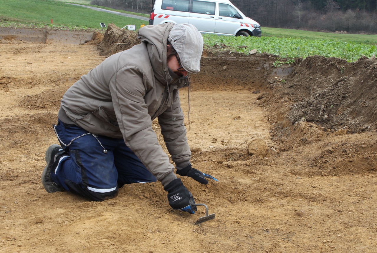 1 Arbeiten im „Dreck“: Freilegen von eisenzeitlichen Befunden (Foto: LWL-AfW Olpe)