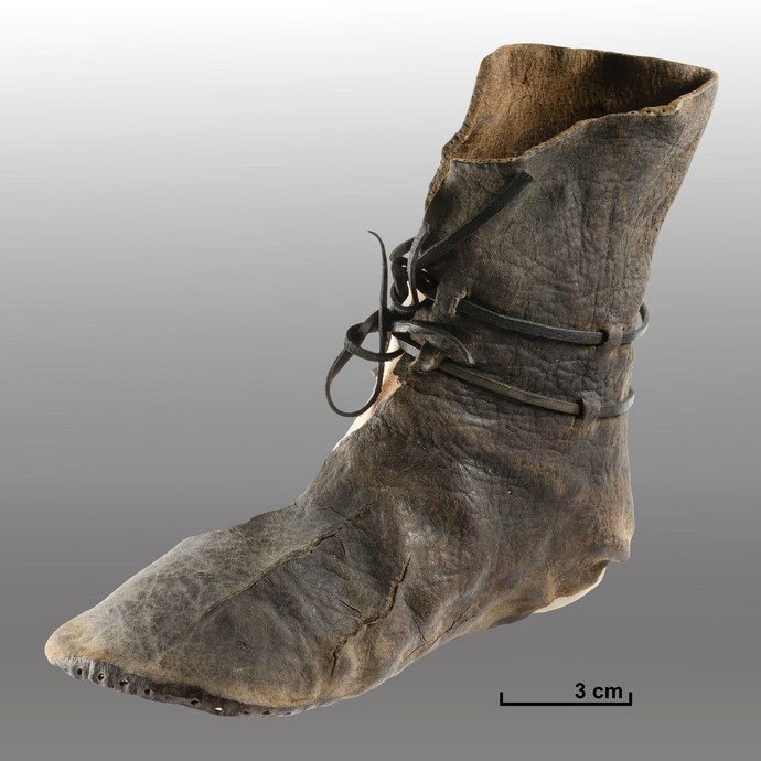 Teilweise trafen die Ausgrabungen erhaltene organische Funde an, wie dieser Lederschuh eines Kindes (Foto: LWL/P. Fleischer). (vergrößerte Bildansicht wird geöffnet)