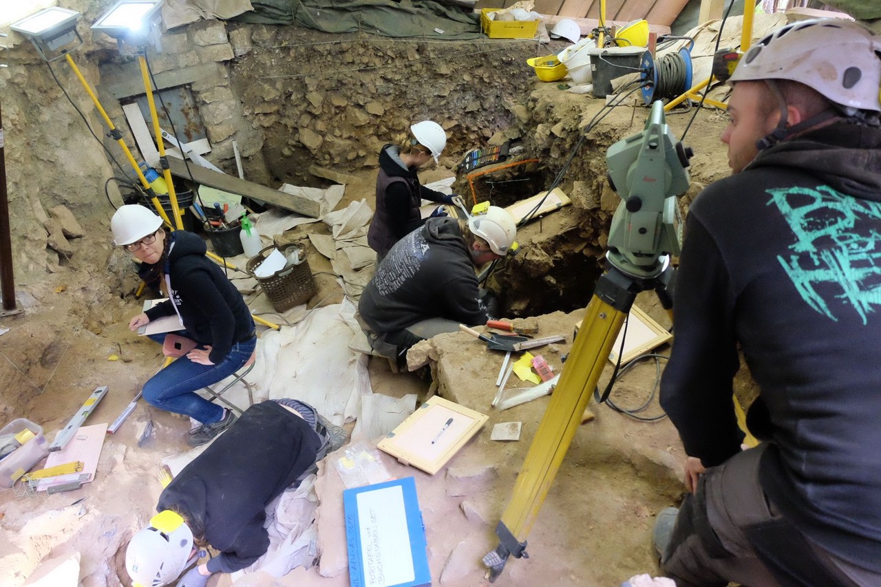 Grabungsimpressionen vom Vorplatz der Blätterhöhle 2016 - Foto: LWl-AfW Münster/Katja Burgemeister.