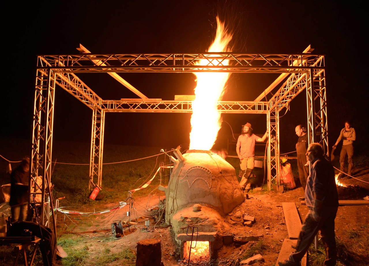 Feuer!  Mehrere Meter hoch schlugen die Flammen aus der Gichtöffnung des Verhüttungsofens (Foto: Altertumskommission für Westfalen/Leo Klinke).