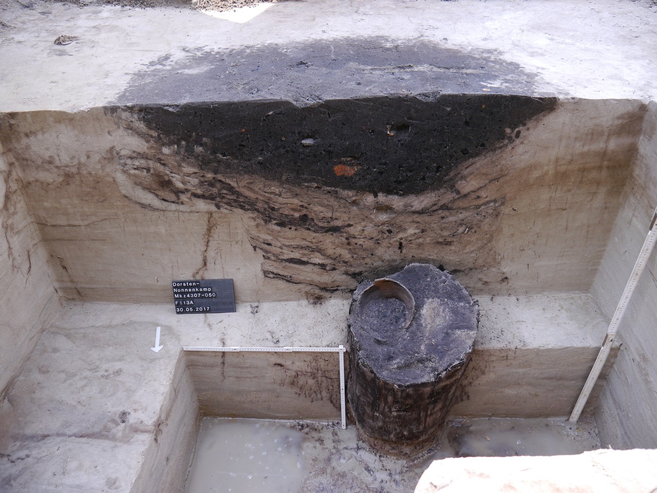 iesen Fassbrunnen aus dem Hochmittelalter fand das Archäologenteam in Dorsten-Hardt.