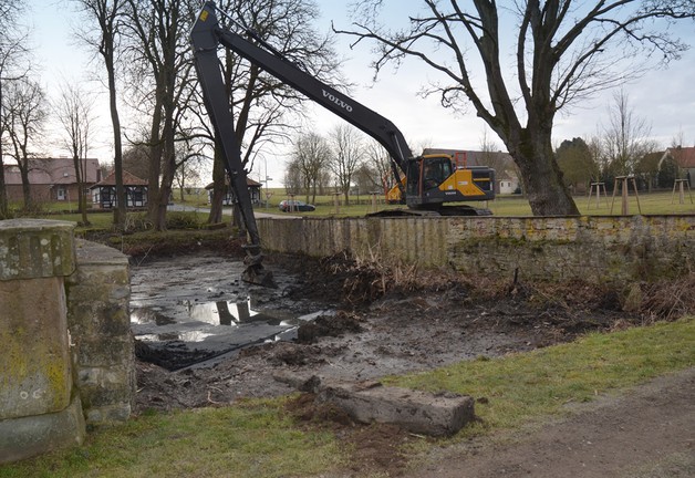 Der Bagger der Baufirma Hake aus Beverungen arbeitet sich mit seinem überdimensionalen Baggerarm vorsichtig an das historische Mauerwerk heran. Foto: LWL/M. Hahne