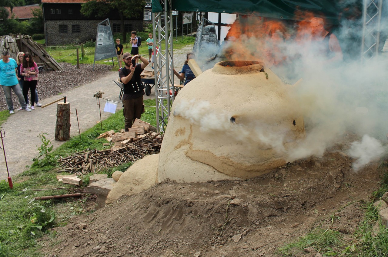 August 2017: Er brennt! Ausheizen des Siegerländer Kuppelofens im Freilichtmuseum Hagen (Foto: LWL-Archäologie für Westfalen/Manuel Zeiler)