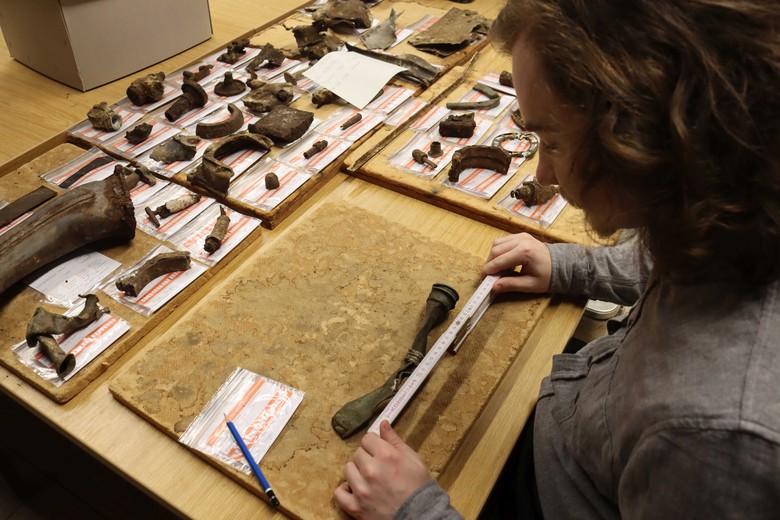 Beim Beschreiben wird auf Details geachtet: Größe, Form, Farbe und Material. Dies ist besonders bei Objekten wichtig, deren Funktion (zunächst) nicht bekannt ist (Foto: LWL-Archäologie für Westfalen/T. Poggel).