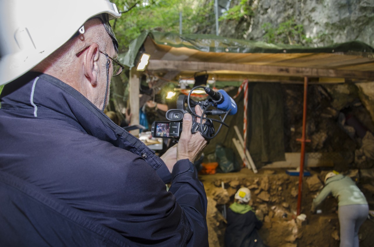 Der WDR filmt die Ausgrabungen vor der Blätterhöhle
