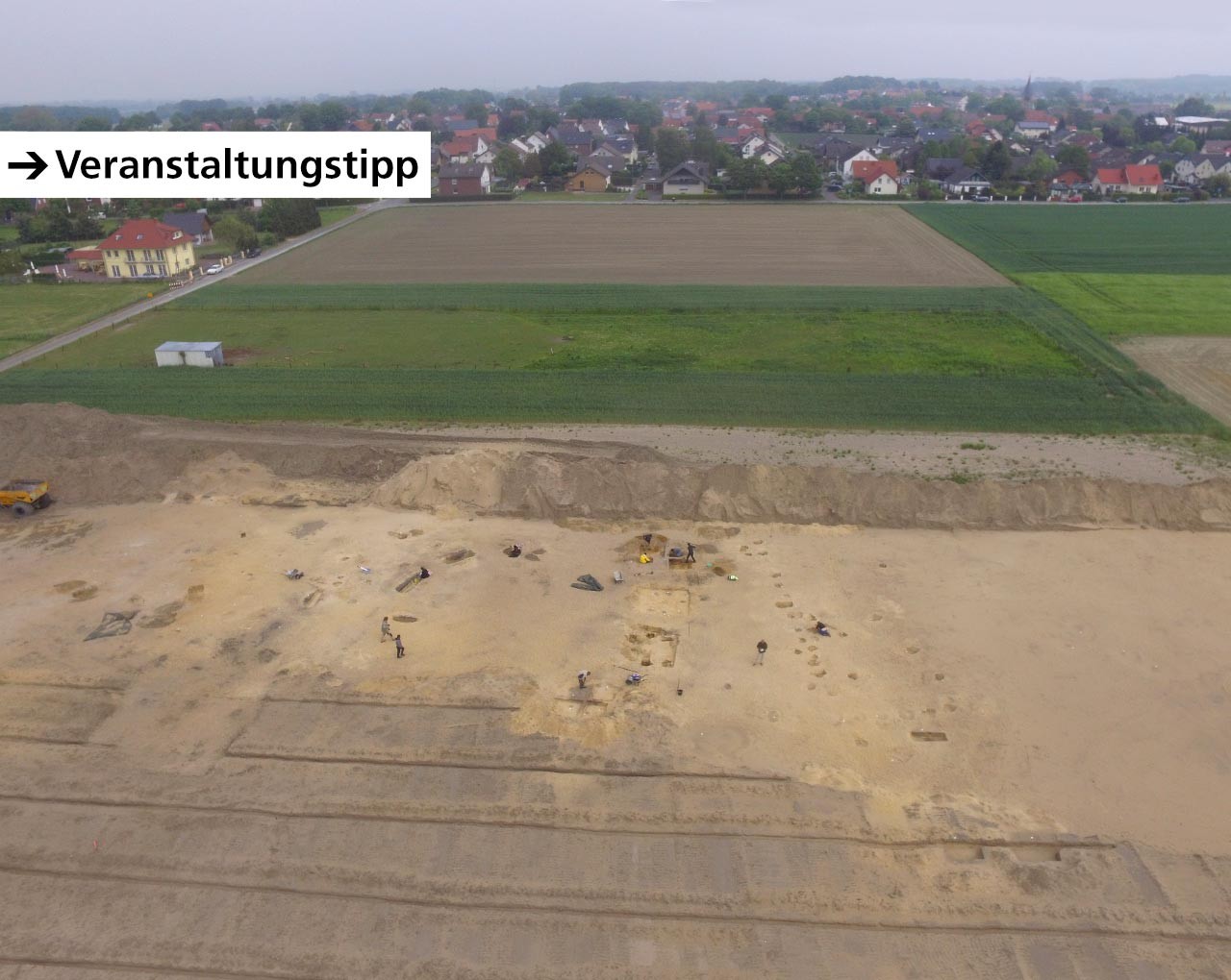 Luftbild (Blick von Westen) über die Ausgrabung mit Scharmede im Hintergrund; Foto: EggensteinExca