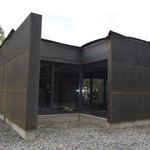 Zwei großzügige und verglaste Sichtnischen (hier die Nordöstliche) geben Einblick in das geschützte und der Öffentlichkeit nicht zugängliche Innenareal. Der Innenraum muss aber noch konserviert und dann aufbereitet werden: Geplant sind Präsentationen mit fokussiertem Innenlicht, Audioguide und Illustrationen (Foto: LWL-Archäologie für Westfalen/M. Zeiler). (vergrößerte Bildansicht wird geöffnet)