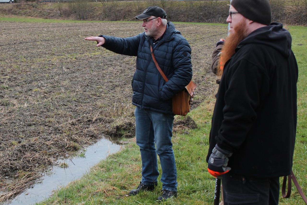 Hans-Günter Radenbach erläutert das Fundstellenareal ‚Preisdorf‘ 2020 (Foto: LWL-Archäologie für Westfalen/M. Baales).
