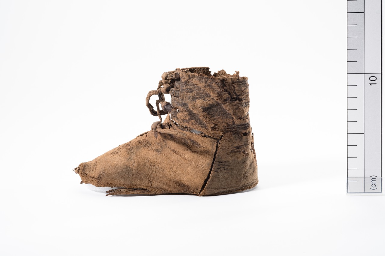 Der von Restauratorin S. Bretzel-Scheel restaurierte und rekonstruierte Schuh.
