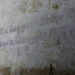 Bunkerknigge an der Wand: „Abfall & Auswurf stecke ein, Rauchen und Drängeln [lasse sein] § 6“ (LWL-Archäologie für Westfalen/T. Poggel). (vergrößerte Bildansicht wird geöffnet)