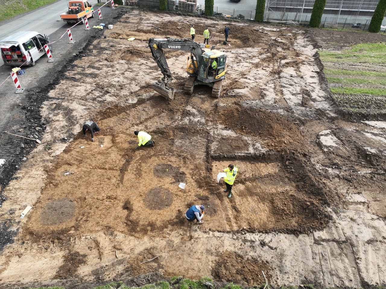 Im Baugebiet wurde an zwei Stellen, an denen das Kolluvium bauseitig bereits entfernt worden war, nachgegraben. – LWL-AfW Olpe/M. Zeiler