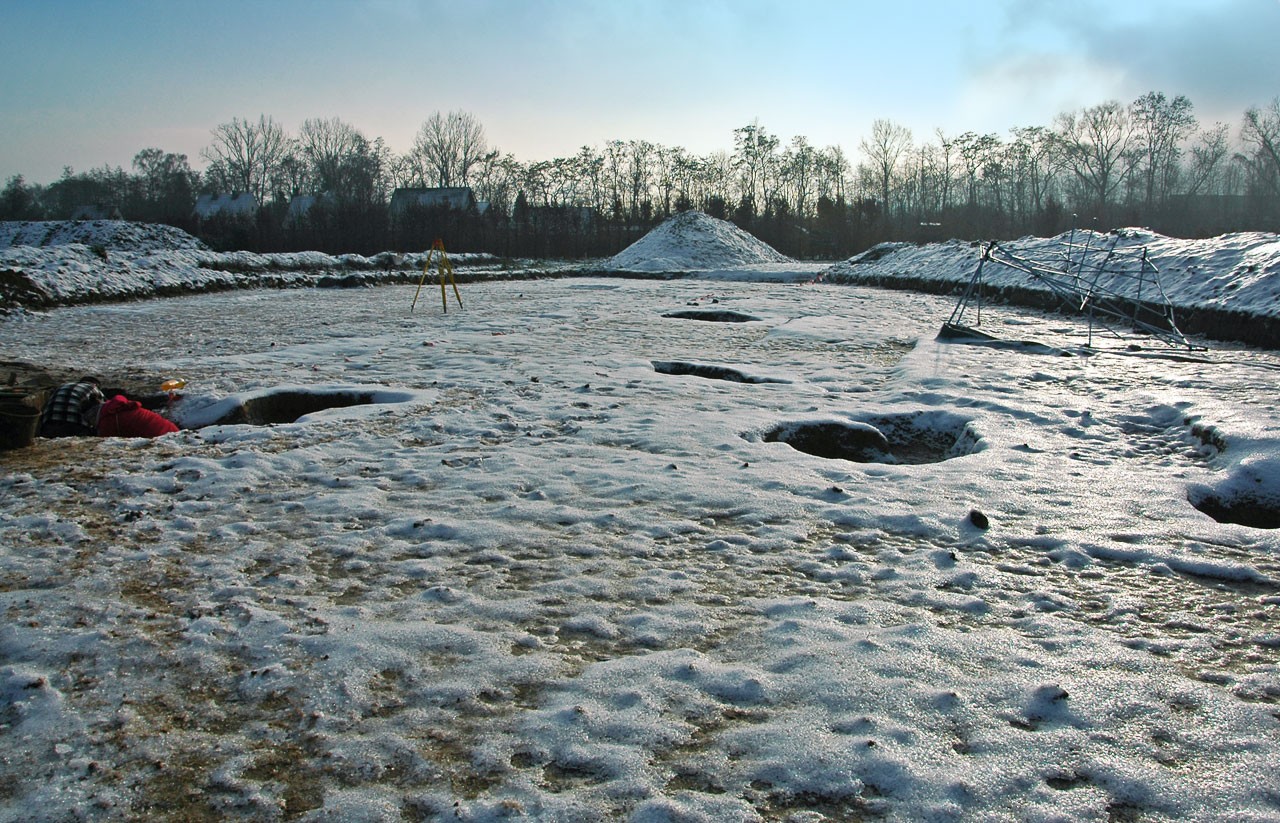 Blick über die mit Schnee bedeckte Grabungsfläche; Foto: LWL/E. Manz