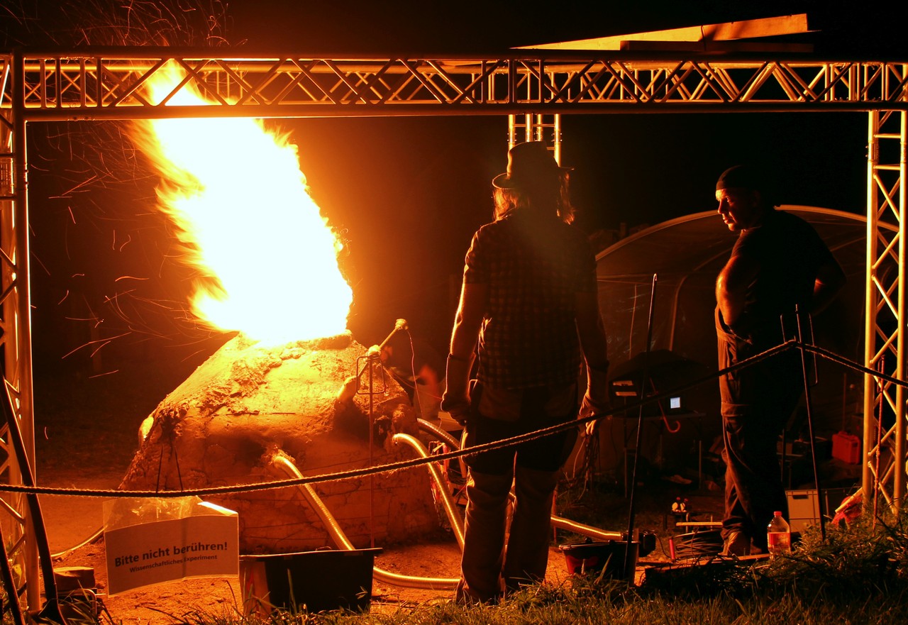 "Der Letzte seiner Art“: Der Verhütungsofen der archäologischen Experimentreihe 2017-2018 zum Zeitpunkt der ersten Experimente 2017. Er ist im Hang eingebaut und wirkt auf diesem Foto klein und unscheinbar (Foto: Altertumskommission für Westfalen/Leo Klinke).