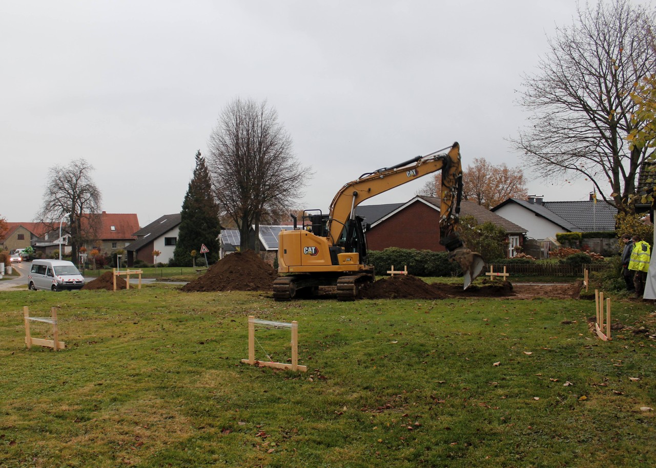 Werl-Mawicke. Die Archäologen sind da - der Bagger kann rollen (Foto: LWL-AfW Olpe/M. Müller-Delvart).