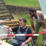 Ulrich Katschmareck vom Institut für Ziegelforschung Essen e.V.(links) erklärt das Messgerät zur Sauerstoffbestimmung im Ofen (Foto: LWL-Archäologie für Westfalen/M. Zeiler). (vergrößerte Bildansicht wird geöffnet)