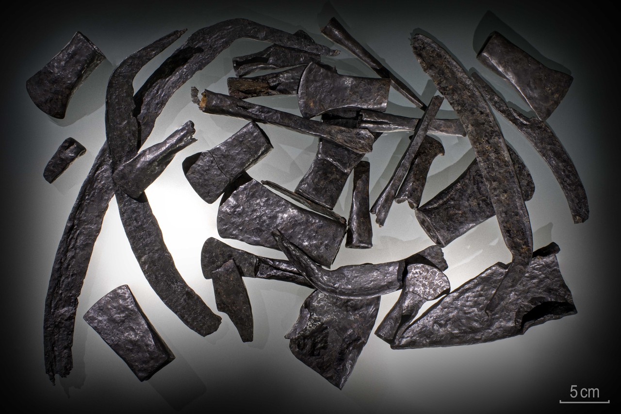 Der jüngst entdeckte Massenfund eisenzeitlicher Gerätschaften gehört zu den herausragenden Forschungsergebnissen der letzten Jahre (Foto: LWL-AfW Olpe / Thomas Poggel).