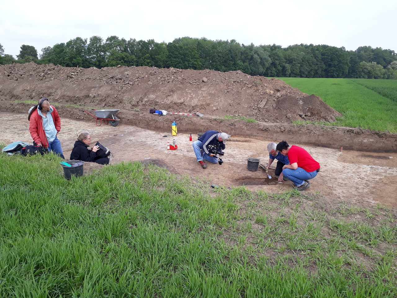 Sechs Gräber wurden vor laufender Kamera untersucht (Bild: Ulla Hahne)
