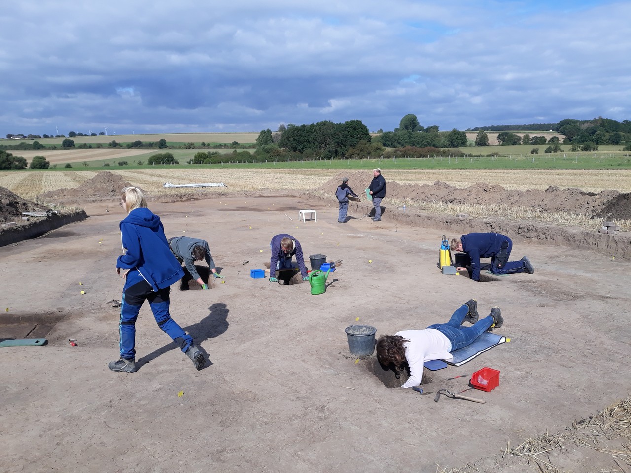 Jeder Studierende arbeitet an seinem eigenen Befund. Mithilfe von Kratzern wird die Erde sorgfältig abgetragen, bis die Umrisse im Profil vollständig zu sehen sind. Foto: LWL – Archäologie für Westfalen/M. Hahne