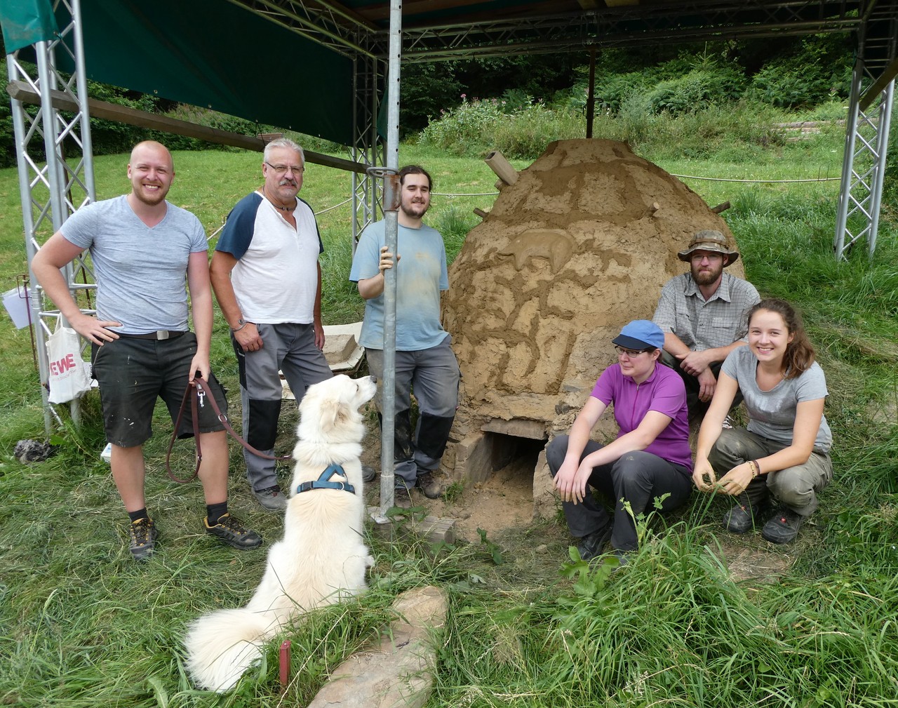 Der Ofen ist bereit und das Team der Forschungskooperation erwartet die kommende Verhüttungsphase mit großer Spannung  (Foto: LWL-Archäologie für Westfalen/M. Zeiler).