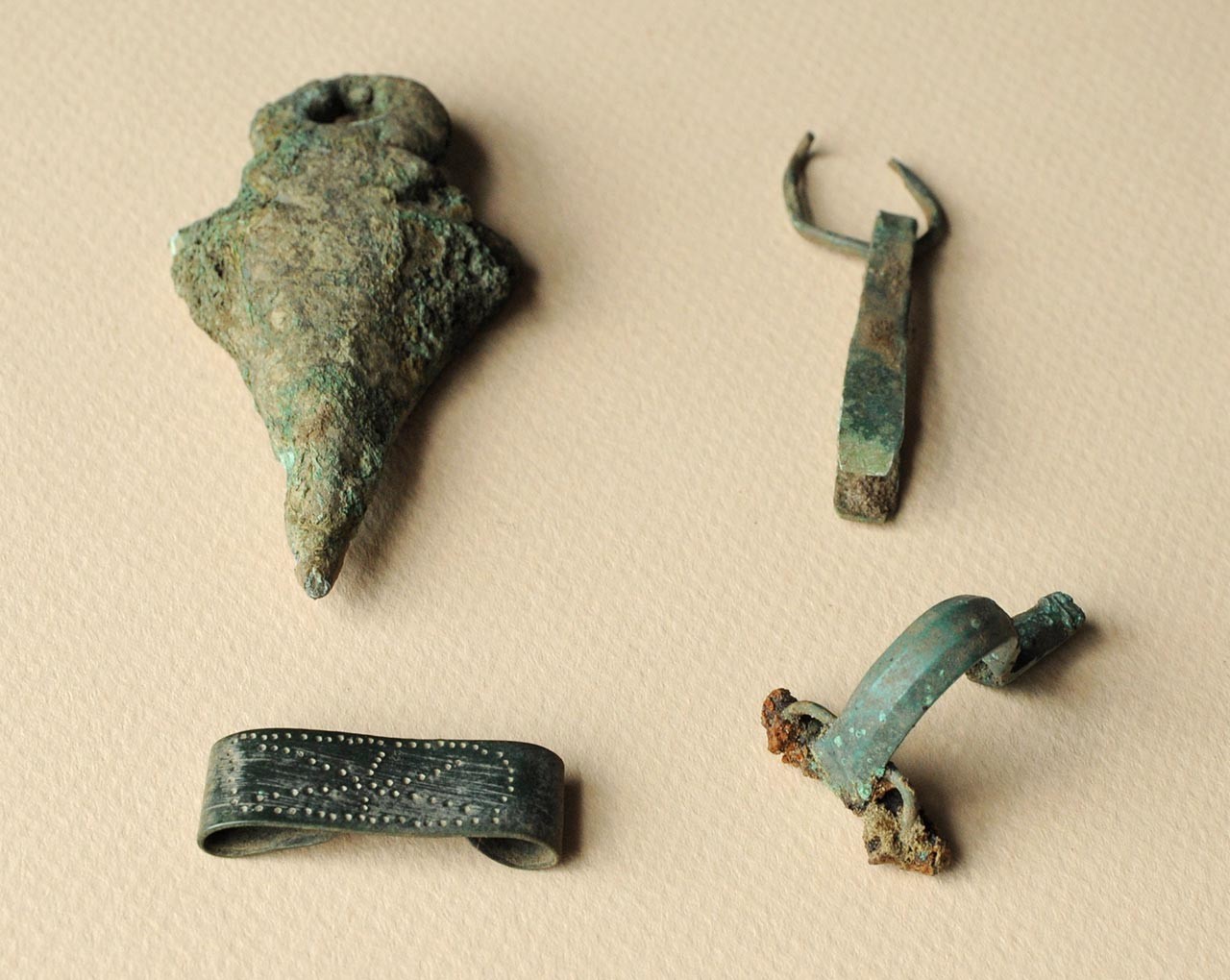 Römische Eimerattasche, eine Bronze-Pinzette, ein punktverzierter Ring und eine Armbrustfibel; Foto: LWL/C.Hildebrand