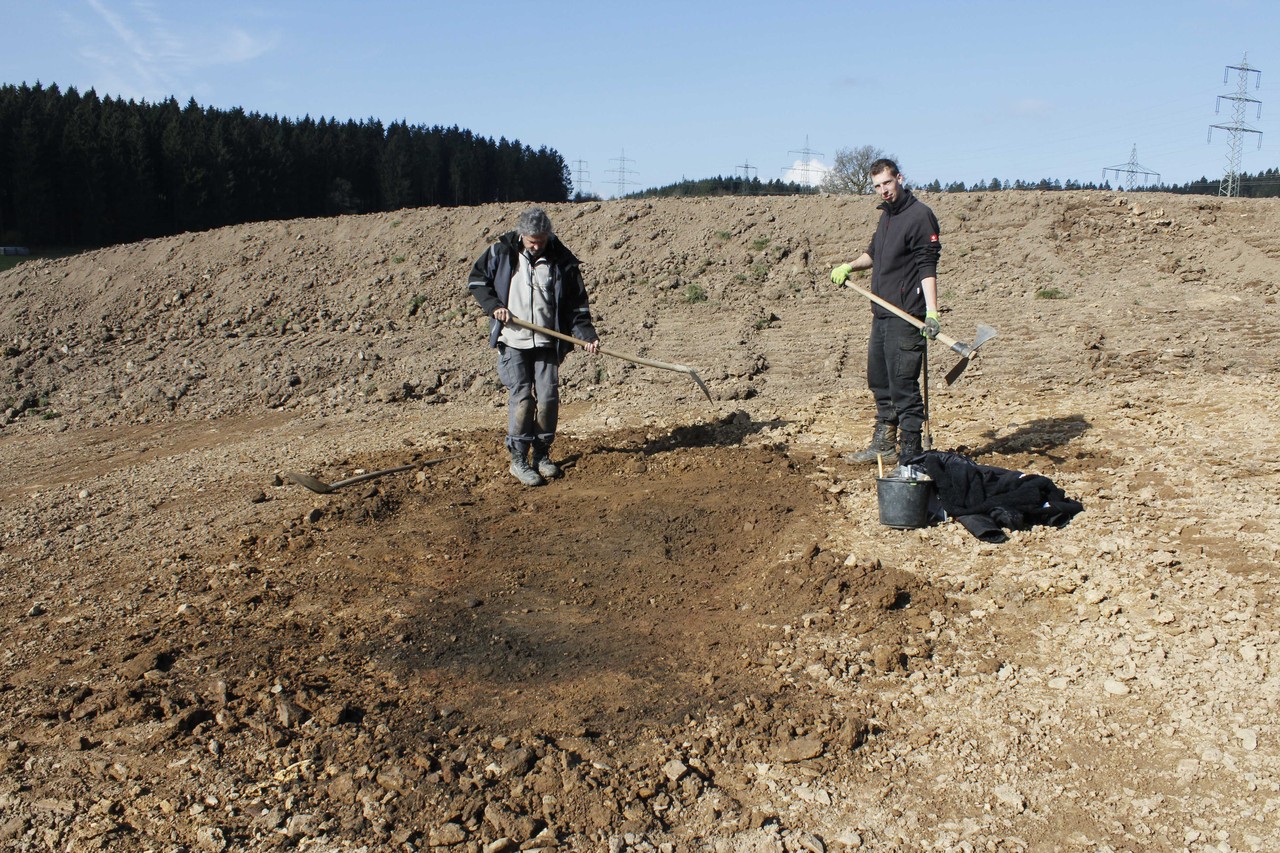 Fündig! Eine zunächst kleine Verfärbung … (Foto: LWL-Archäologie für Westfalen/M. Zeiler)