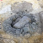 Verfüllter Bruchsteinbrunnen mit angrenzender Grube (Foto: LWL-AfW Olpe) (vergrößerte Bildansicht wird geöffnet)