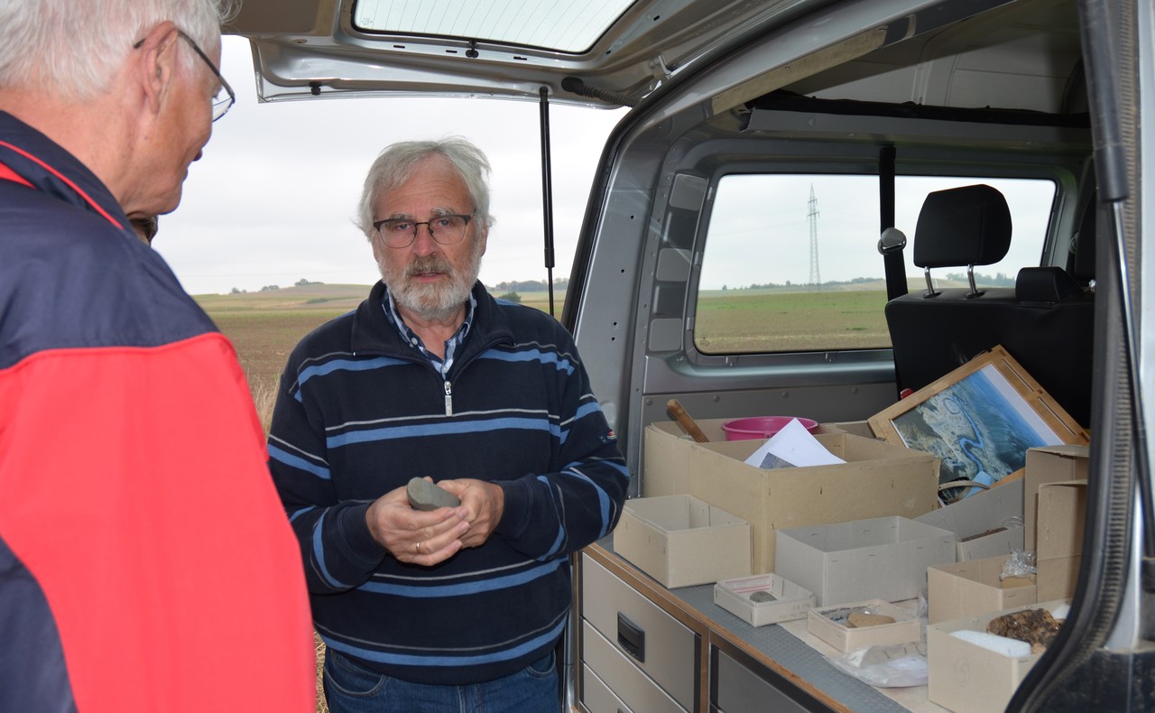 Dr. Hans-Otto Pollmann erklärte die Beschaffenheit und den Gebrauch von Steinwerkzeugen. Foto: LWL/M. Hahne