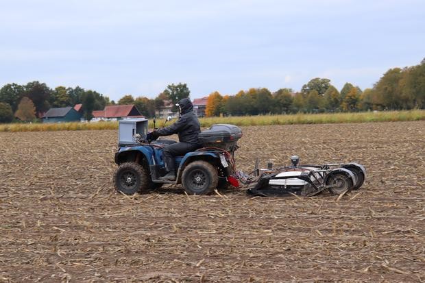 Bodenradar-Messungen auf einem Feld bei Bad Sassendorf-Lohne. (Foto: LWL/J. Coolen)