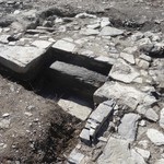 Einige Treppenstufen führten in den niedrigen Raum der Gruft. – Foto: LWL-AfW Olpe/M. Baales. (vergrößerte Bildansicht wird geöffnet)