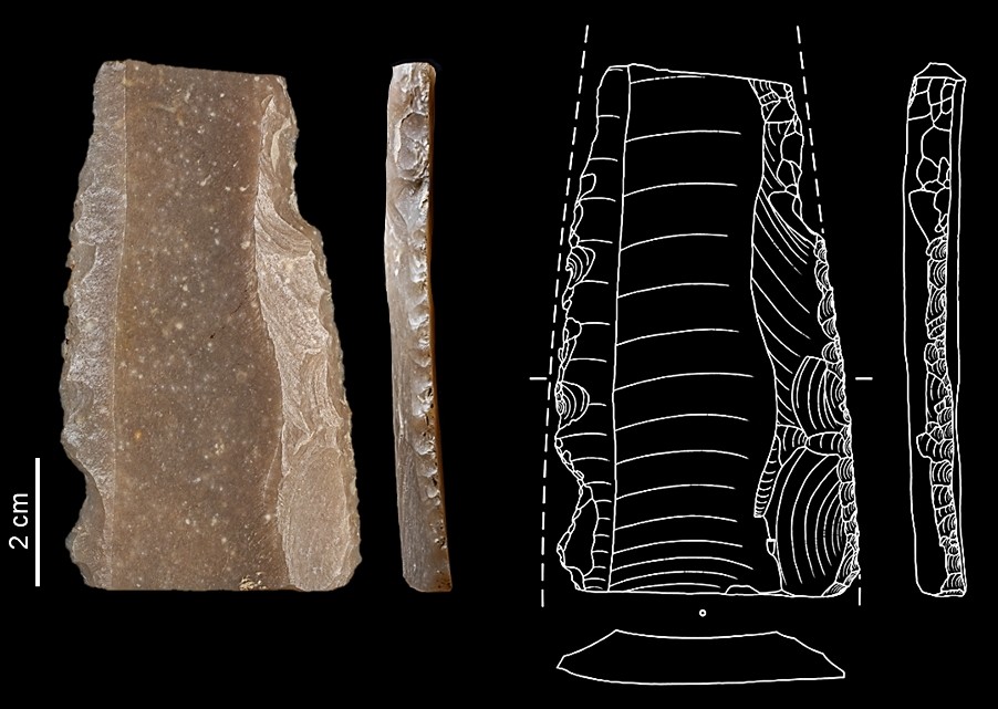 Fragment eines Spandolches aus westfranzösischem Grand-Pressigny-Feuerstein aus Unna-Hemmerde (Grafik: M. Baales - Fotos: T. Poggel - Zeichnung: A. Müller/LWL-AfW Olpe).