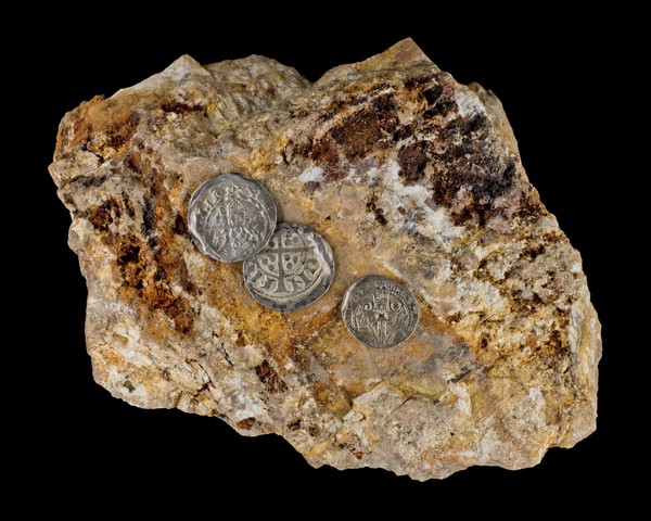 Drei silberne Pfennige des späten 13. Jahrhunderts auf Deberz. (Foto: LWL/ H. Menne)