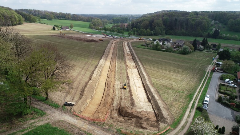 Drohnenaufnahme über die Trassengrabung mit Blick Richtung Süd-Ost (Foto: LWL-Archäologie für Westfalen/A. Wibbe)