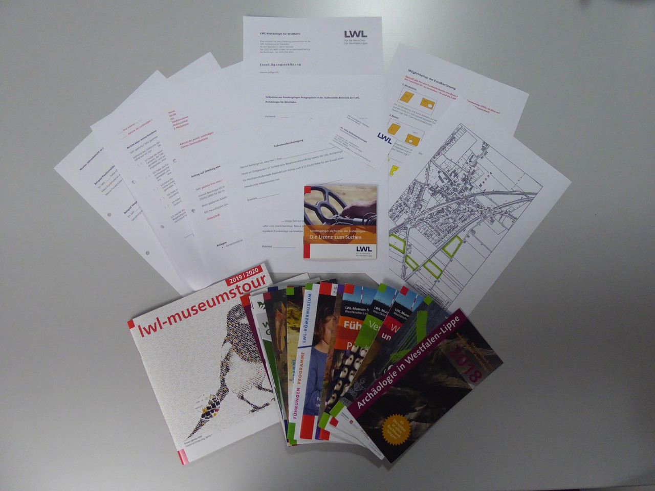 Jeder Teilnehmer an den Sammelterminen erhält ein Informationspaket aus verschiedenen Vorlagen für das Antragsverfahren und die Dokumentation von Funden, Flyern und Broschüren sowie eine Teilnahmebestätigung; Foto: LWL/J. Hallenkamp-Lumpe