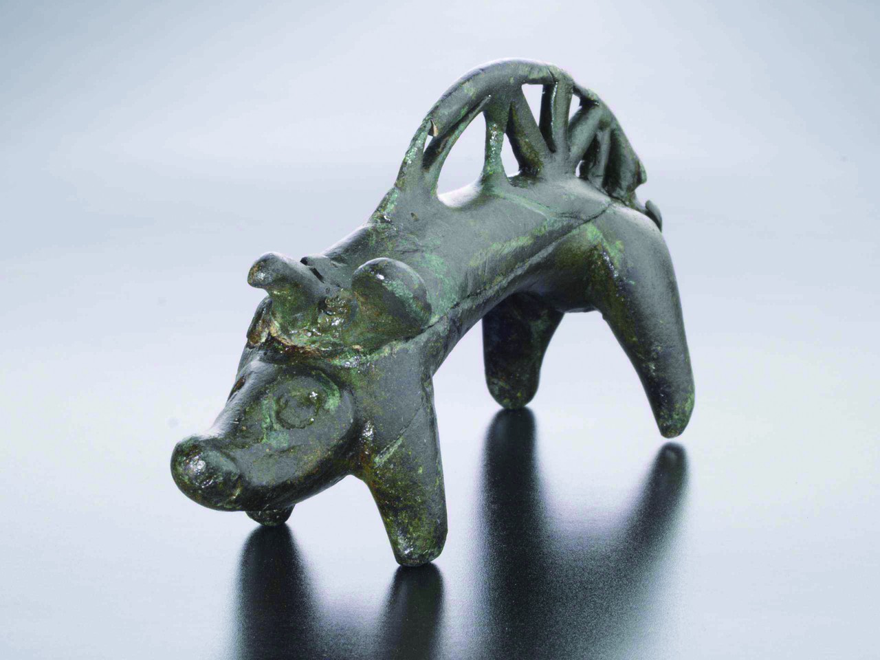 Diese jüngereisenzeitliche Eberstatuette fand der Heimatforscher Fritz Diez nahe Erwitte. Sie stammt vermutlich aus dem Ostalpenraum und verdeutlicht die weiträumigen Kulturbeziehungen zur Zeit der keltischen Zivilisation (Foto: LWL-Archäologie für Westfalen/Stefan Brentführer).