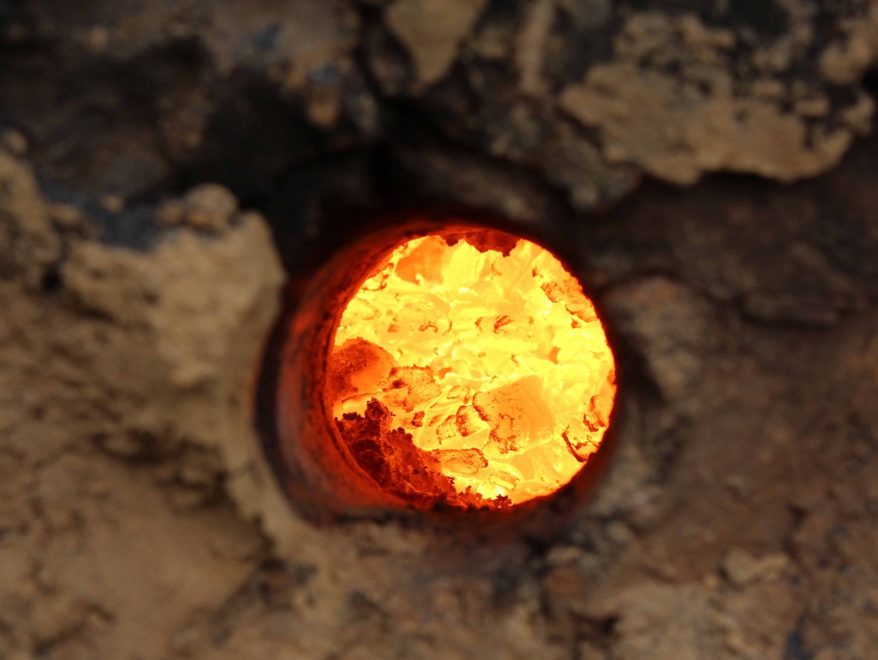 Blick durch eine Ofendüse: Das dunklere Material, dass links unten sichtbar ist, ist ein Schlackenklotz, der innen anhaftet (Foto: LWL-Archäologie für Westfalen/Manuel Zeiler).