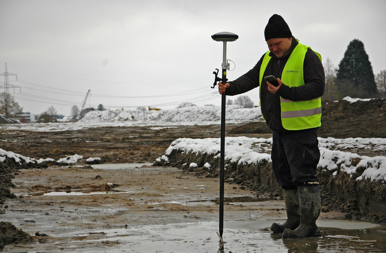 Piotr Szczepanik von der Grabungsfirma Archäomedes misst die teilweise unter Wasser liegenden archäologischen Befunde mittels GPS zentimetergenau ein. Foto: LWL/S. Düvel