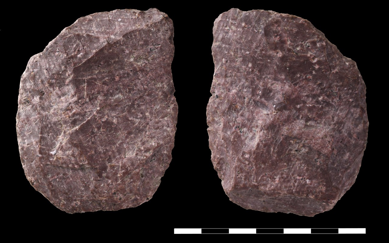 Das gut erhaltene Keilmesser aus „Hälleflinta“ ist nur für das geübte Auge gut zu erkennen (Foto: LWL-Archäologie für Westfalen/Arne Koch).