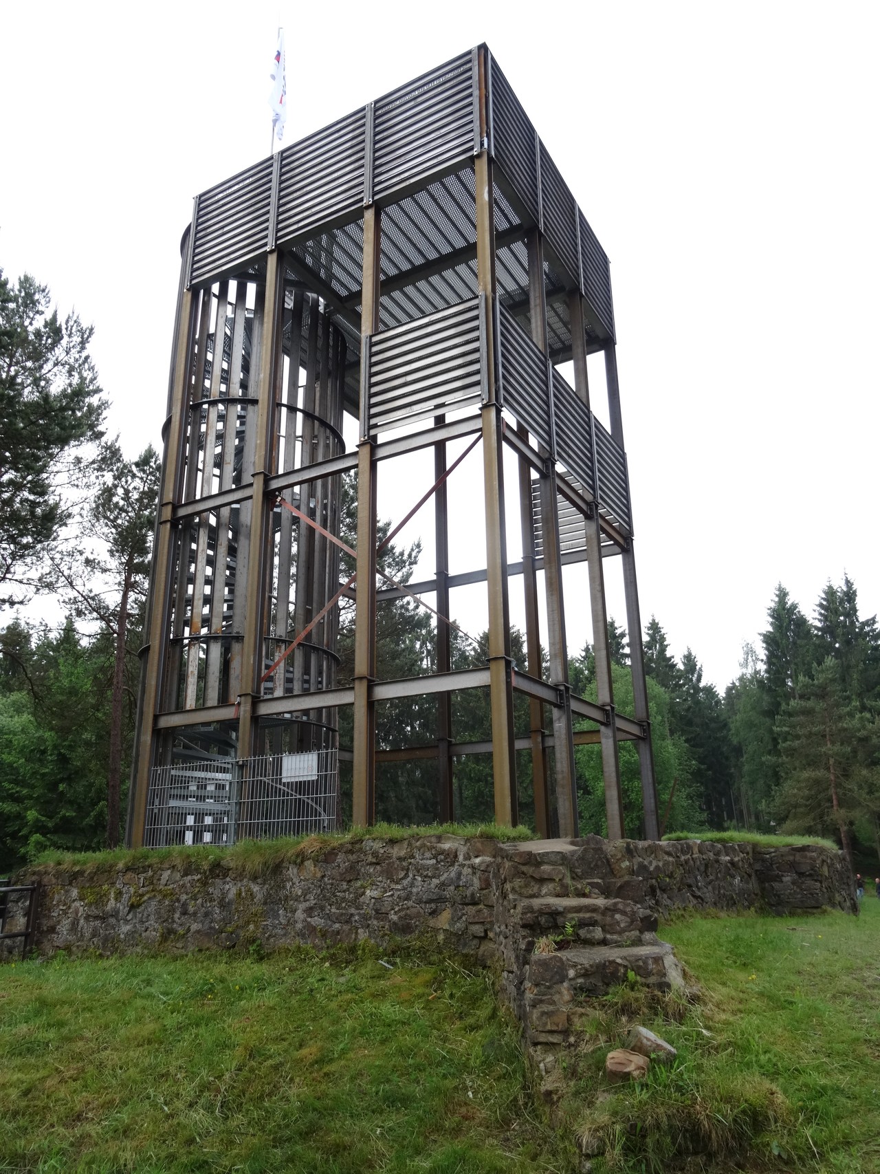 Dank viele Spenden konnte der Verein Altenberg und Stahlberg e.V. auf dem Areal des Bodendenkmals "Altenberger Montanrevier und Bergbauwüstung" einen neuen Aussichtsturm errichten