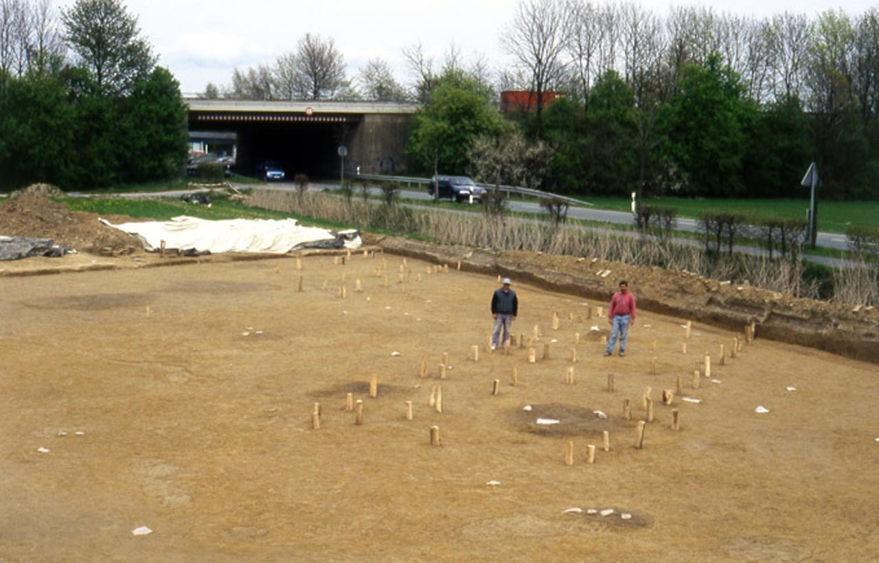 Ausgrabung Paderborn-Saatental 2009: Markierung der Standspuren ehemaliger Hauspfosten durch Hölzer; Foto: Kulturamt der Stadt Paderborn; Internet-Portal „Westfälische Geschichte“; http://www.westfaelische-geschichte.de/med2033