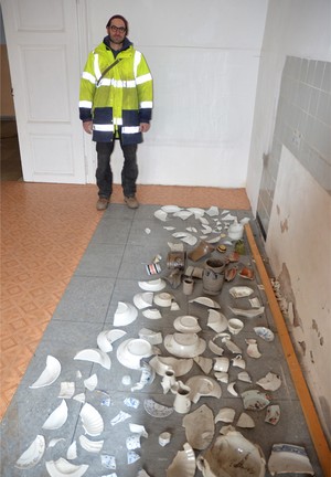 Archäologe Sascha Scherm begutachtet die gereinigten Porzellan- und Steingutscherben. Foto: LWL/M. Hahne