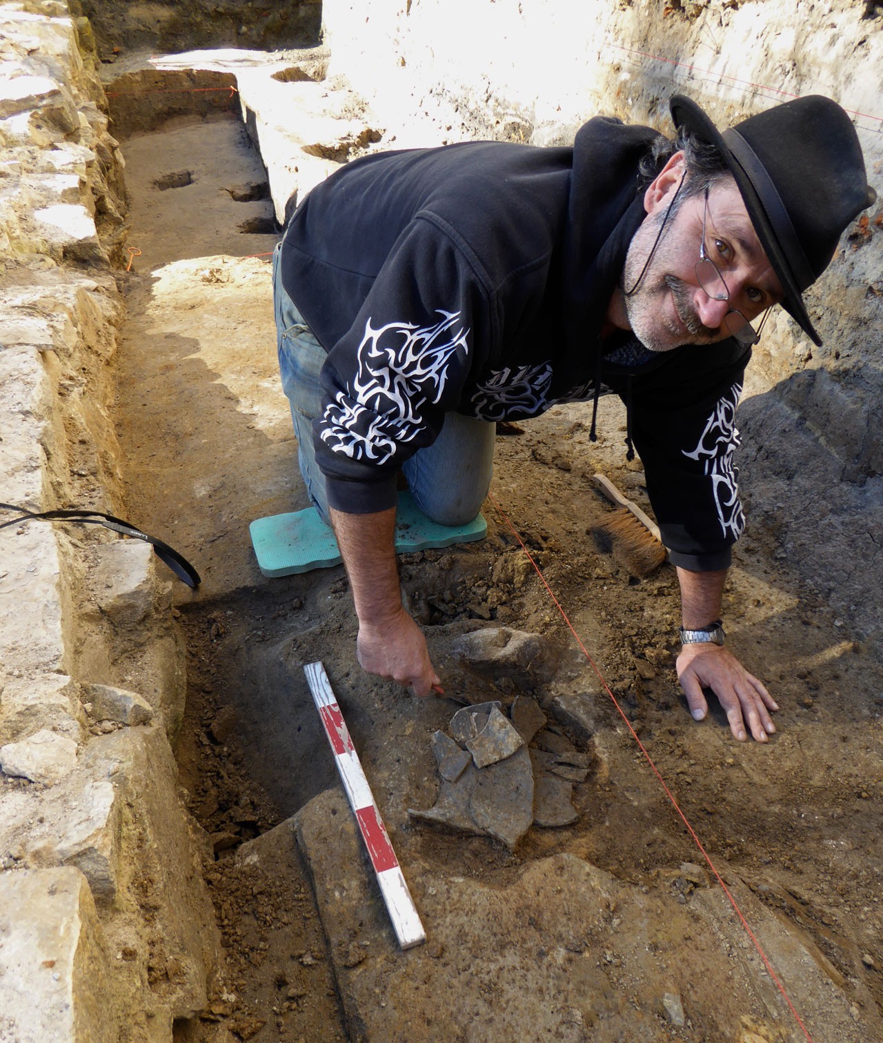 Der ehrenamtliche Grabungsmitarbeiter Matthias Polster freut sich über Topffragmente des 13. Jahrhunderts; Foto: LWL/S. Spiong