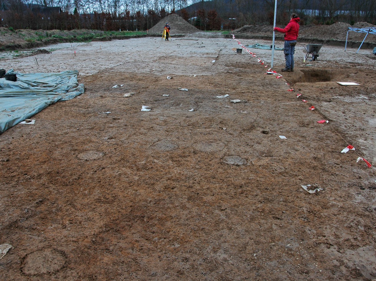 Zweierteam der Grabungsmannschaft bei der Vermessung; Foto: LWL/E. Manz