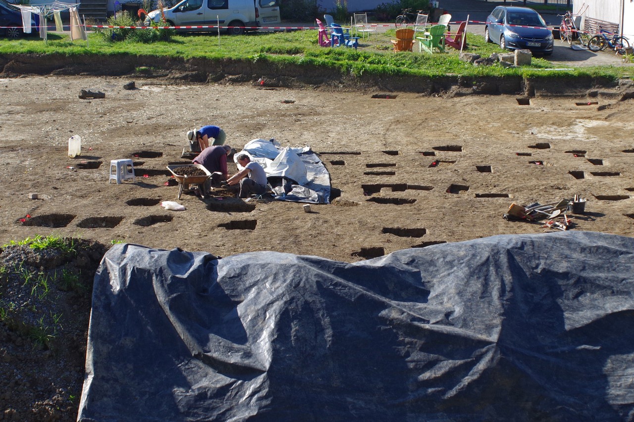 Blick auf das Grabungsgelände direkt hinter dem bestehenden Gebäude am Friedrichsgrund (Foto: Goldschmidt Archäologie & Denkmalpflege/R. Roth).