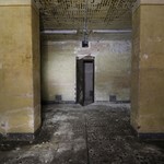 Aufenthaltsraum mit dekorativer Wandbemalung, Steinplattten-Boden und Platz für 56 Sitze (LWL-Archäologie für Westfalen/T. Poggel). (vergrößerte Bildansicht wird geöffnet)