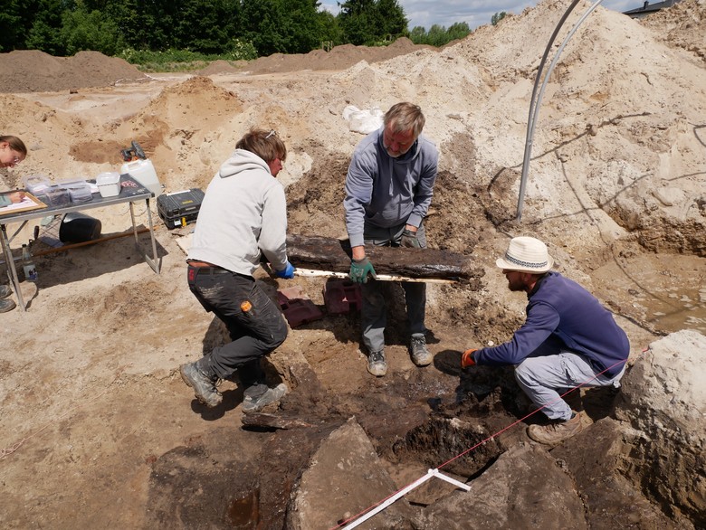 Jede Menge Holz: Bergung von Konstruktionshölzern aus der Brunnengrube (Foto: EggensteinExca/Sven Knippschild).